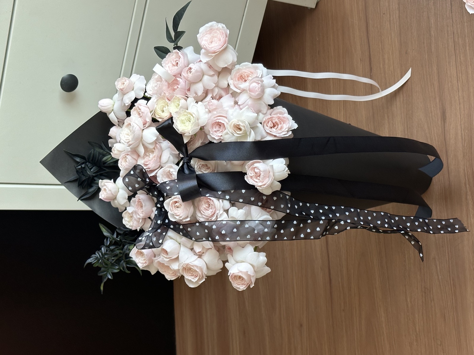 杭州表白花束真实参考｜粉白玫瑰与小清新花桶
