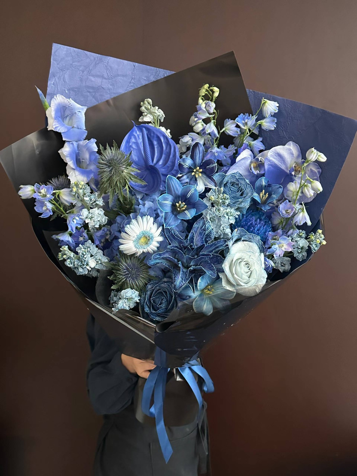 杭州蓝色妖姬风格花束细节,蓝色玫瑰、蓝色绣球和黑色包装组合