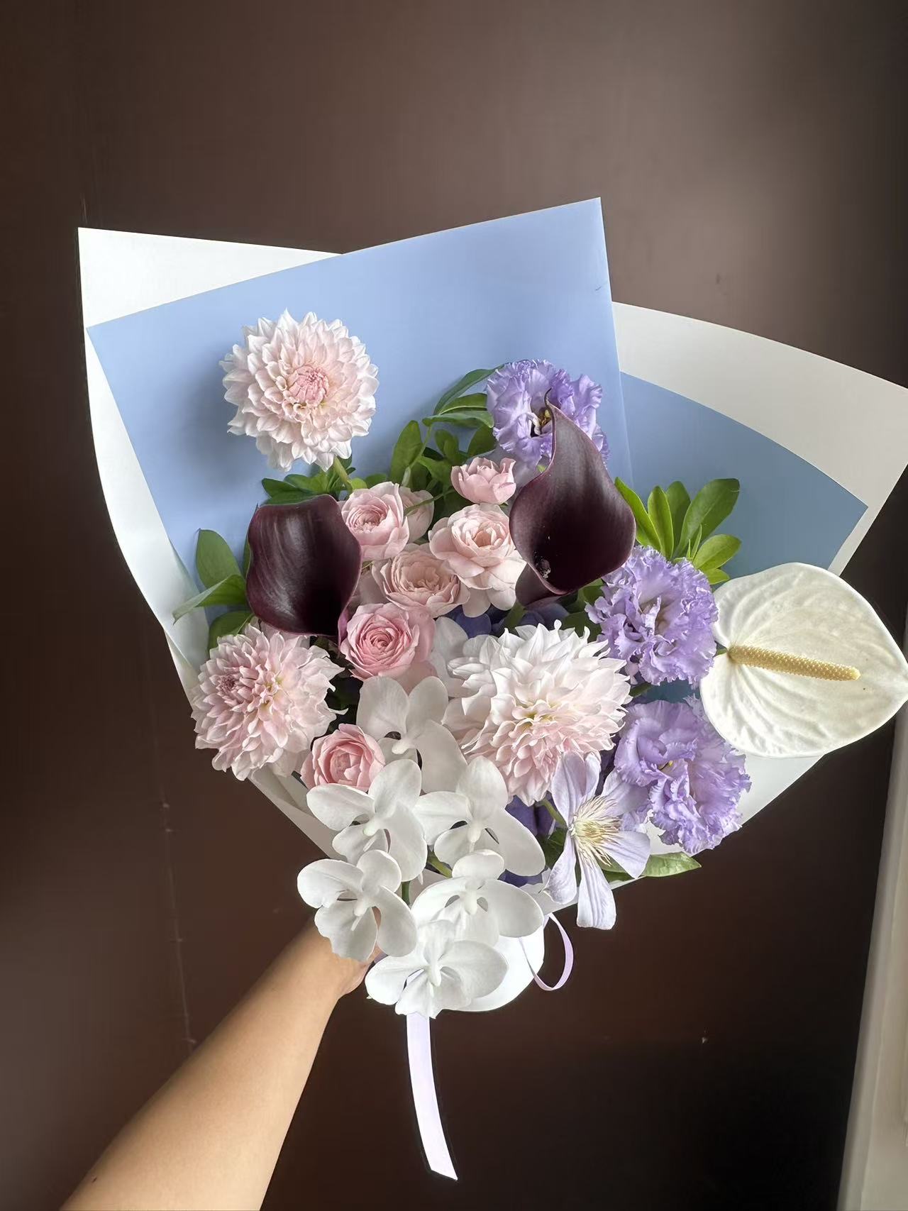 杭州蓝粉紫马蹄莲花束近景实拍，适合看深色马蹄莲、白色兰花和粉色花面层次