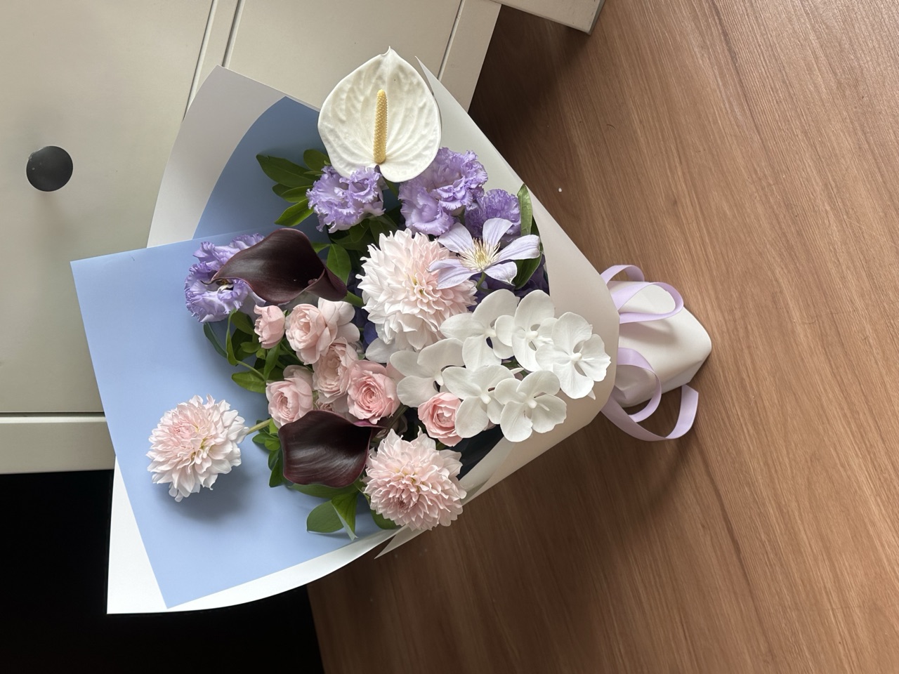 杭州蓝粉紫马蹄莲花束摆放实拍，适合杭州生日花束、纪念日花束和小众色系参考