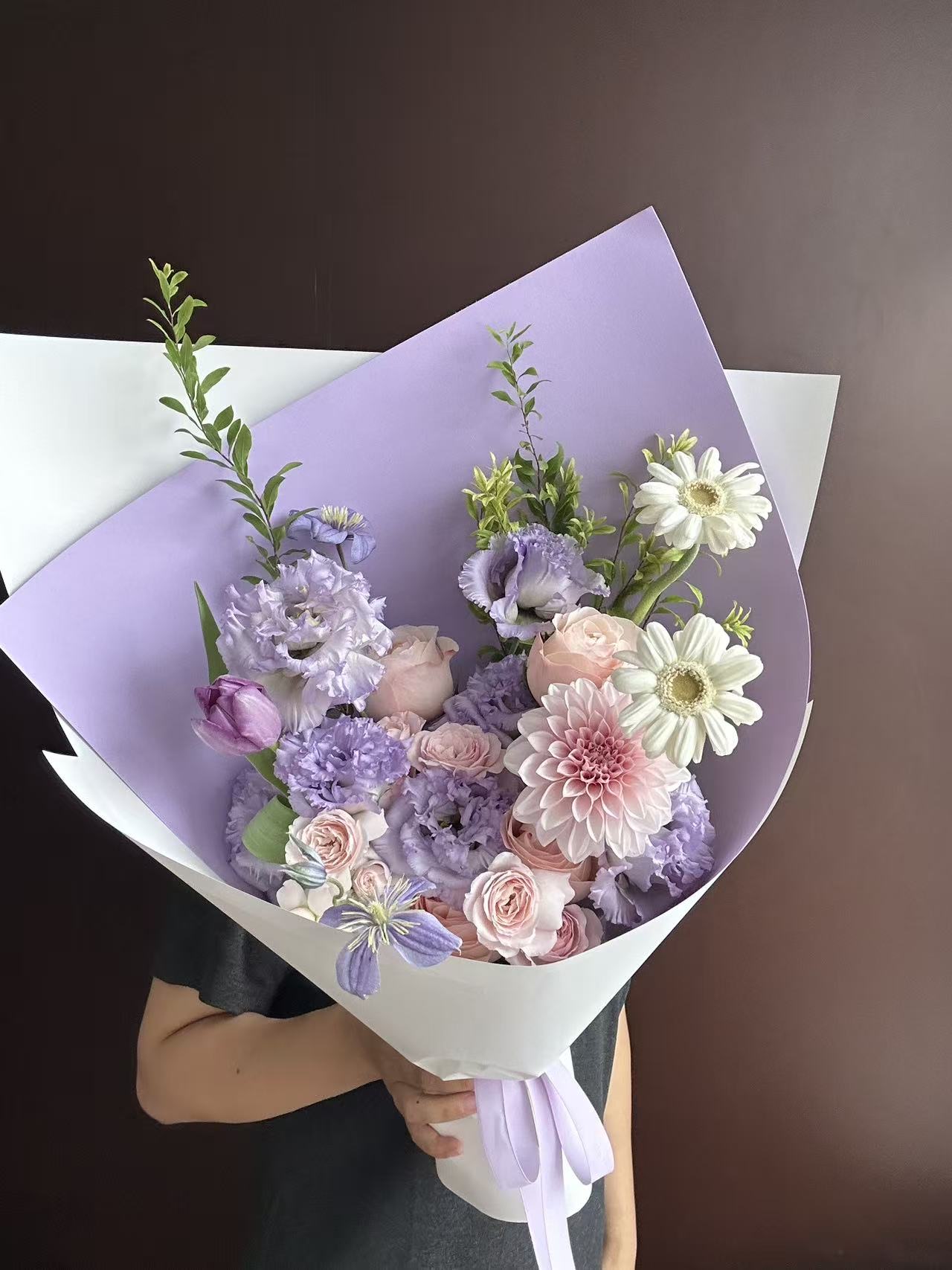 杭州薰衣草粉紫花束实拍，浅紫包装、粉色花材、白色扶郎和紫色花材组合
