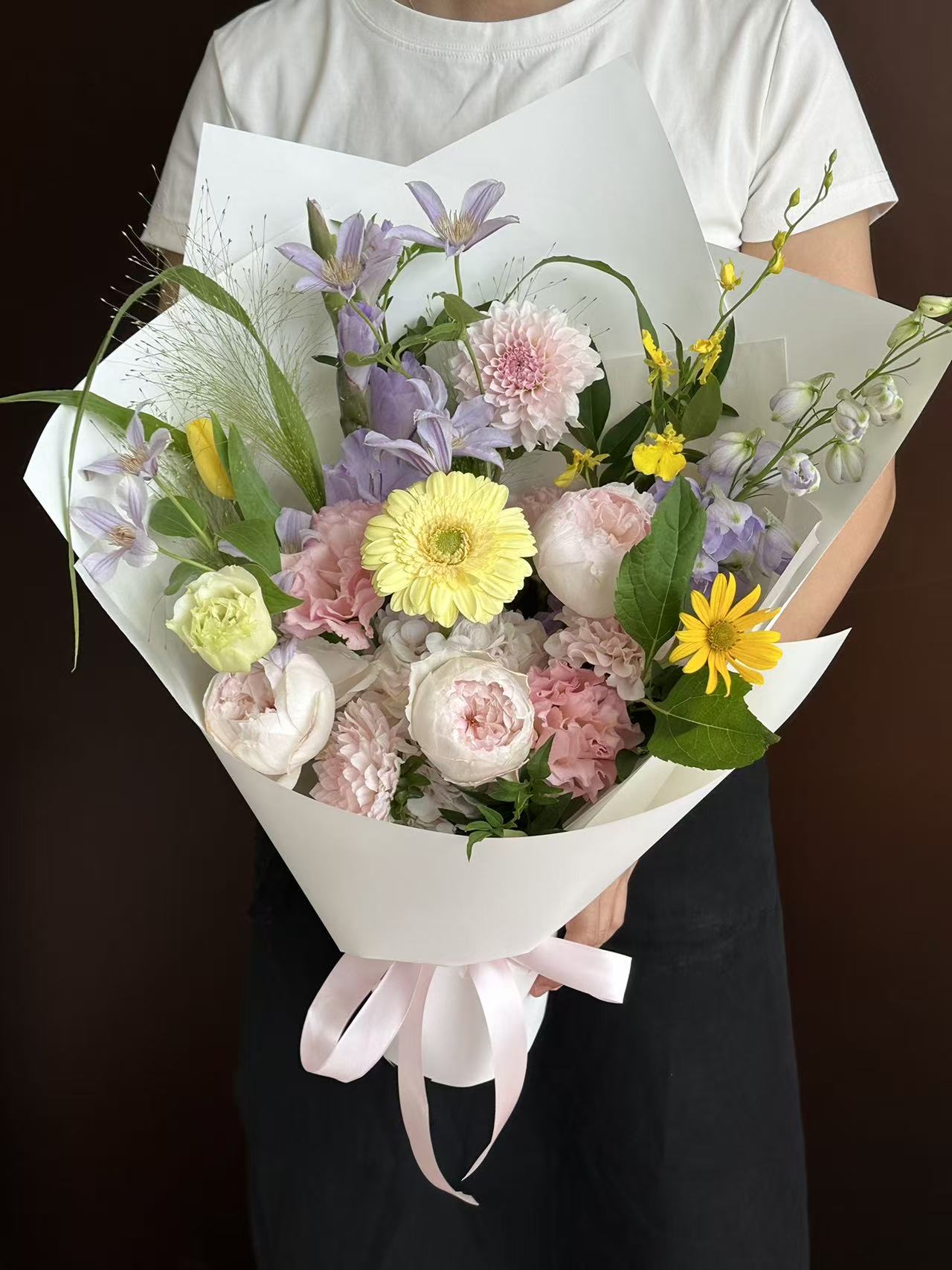 杭州粉紫白柔色花束细节实拍，适合温柔生日花束和低饱和花束参考
