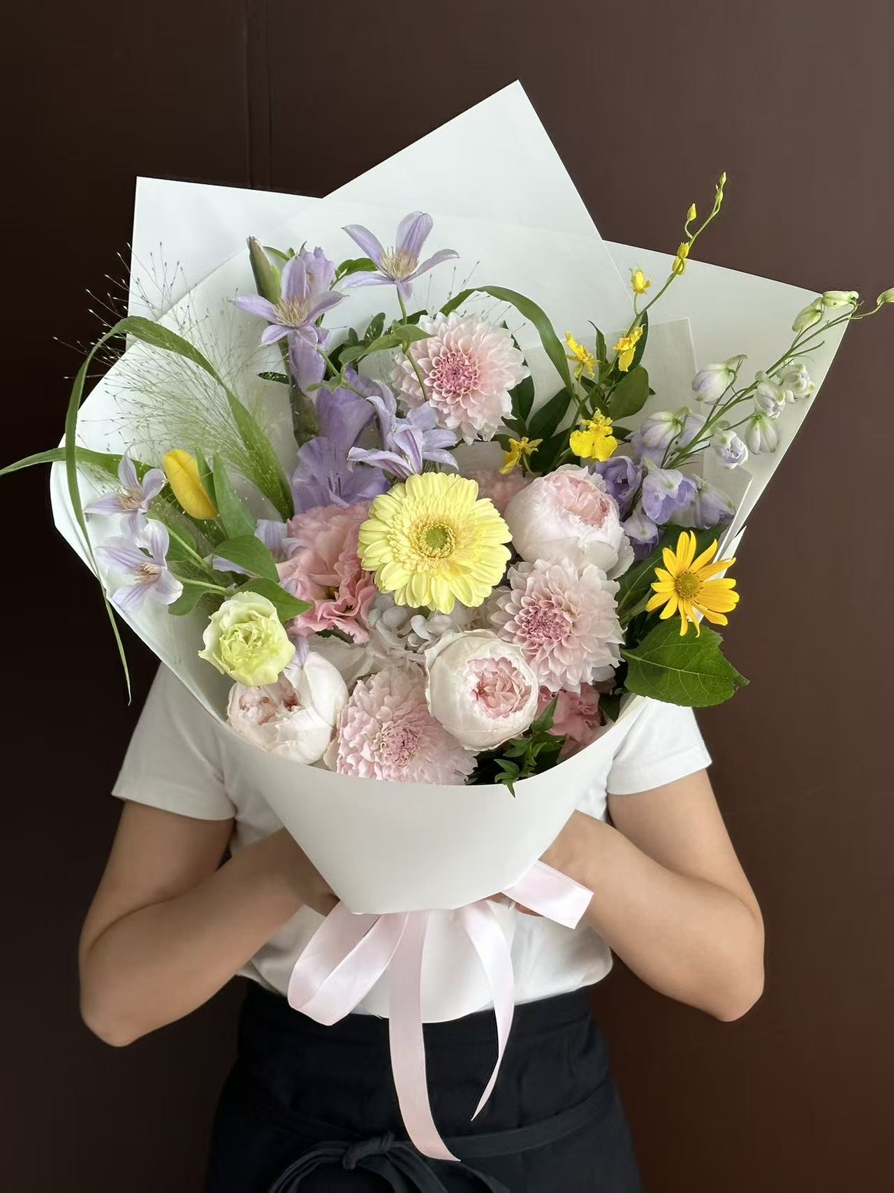 杭州粉紫白柔色花束实拍，白色包装、浅粉花材、浅紫线条和黄色点缀组合