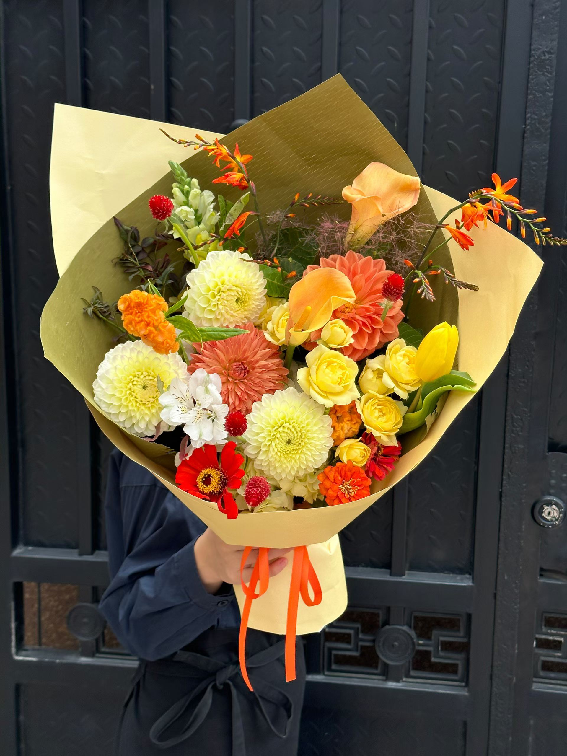 杭州秋日花礼实拍｜橙黄花束、粉紫花桶花盒适合什么场景
