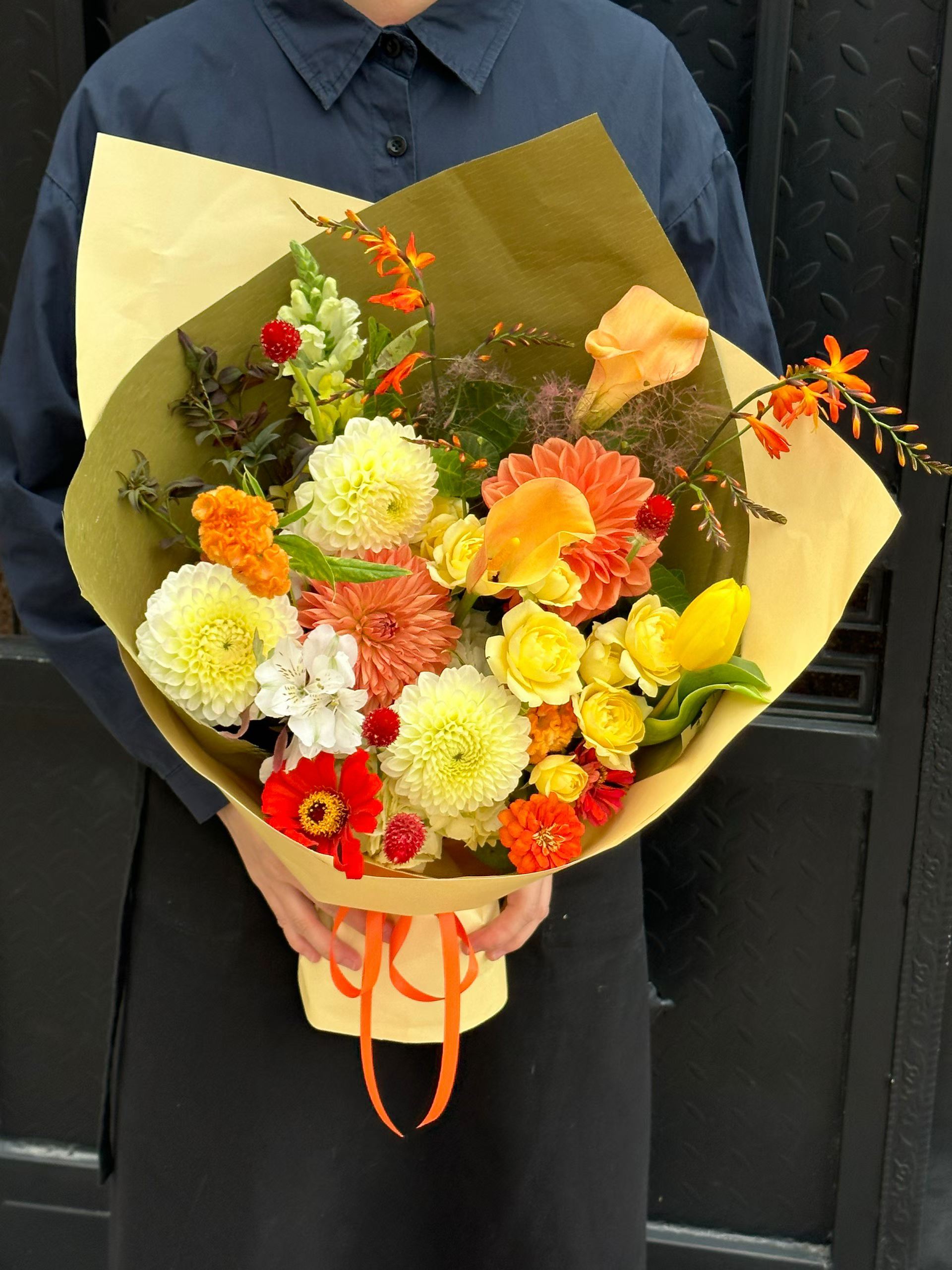 杭州橙黄暖色手捧花束近景实拍，适合看花面体量、包装高度和秋日色系