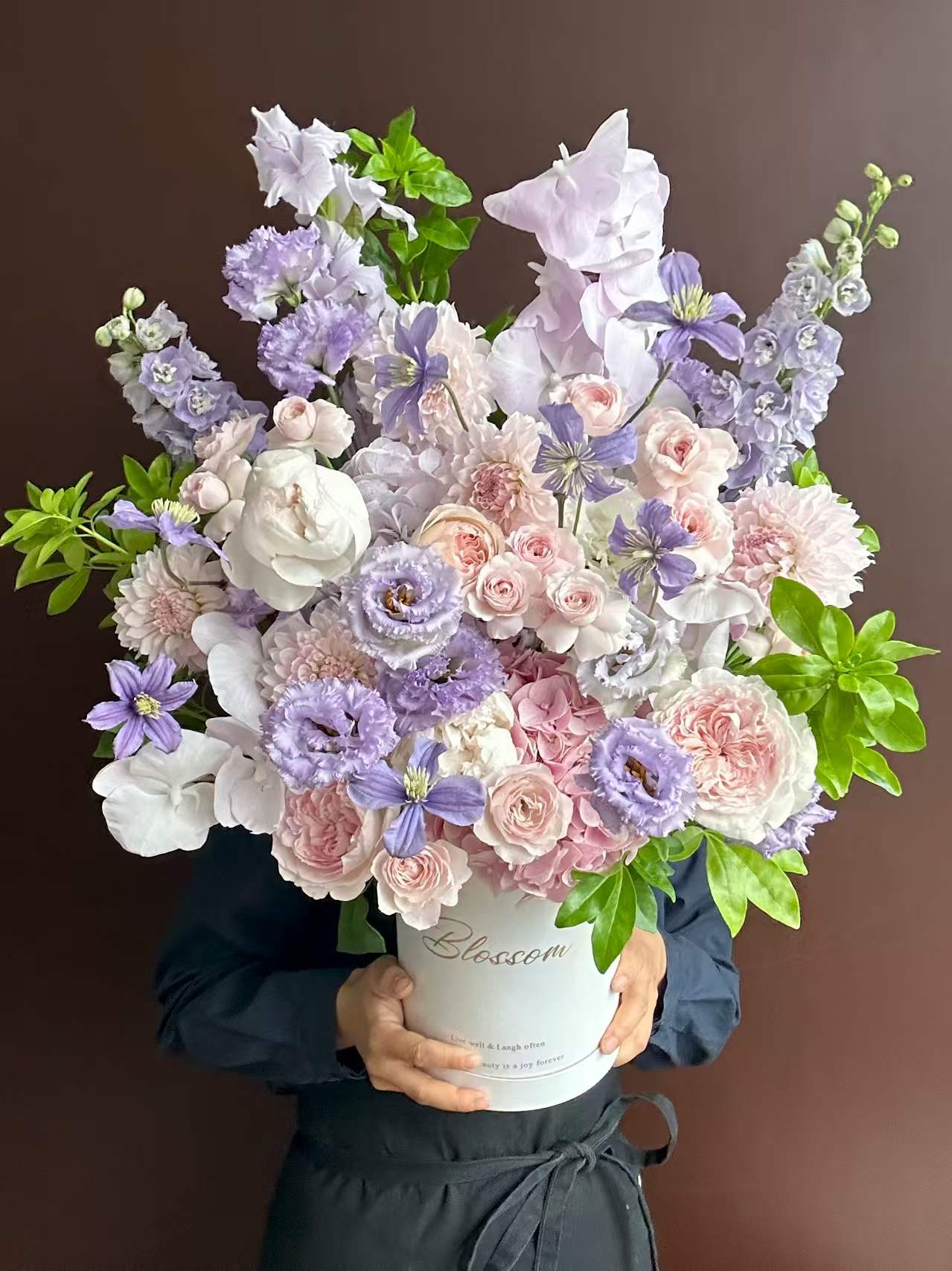杭州粉紫白花桶花盒实拍，适合乔迁花礼、客户答谢、女朋友生日和办公室前台摆放参考