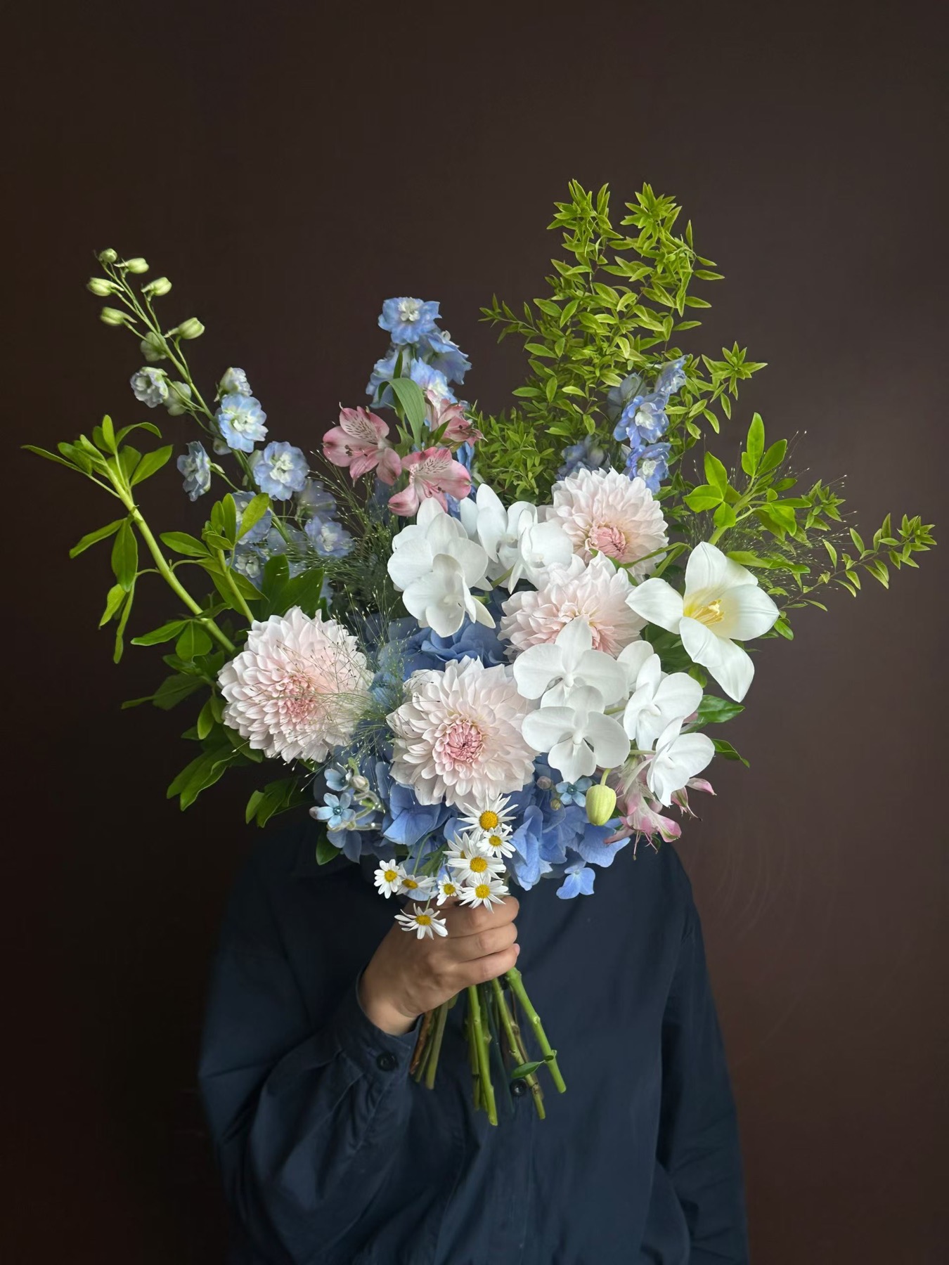 杭州蓝白粉自然花束手持实拍，适合朋友生日、闺蜜生日和小众高级感花束参考