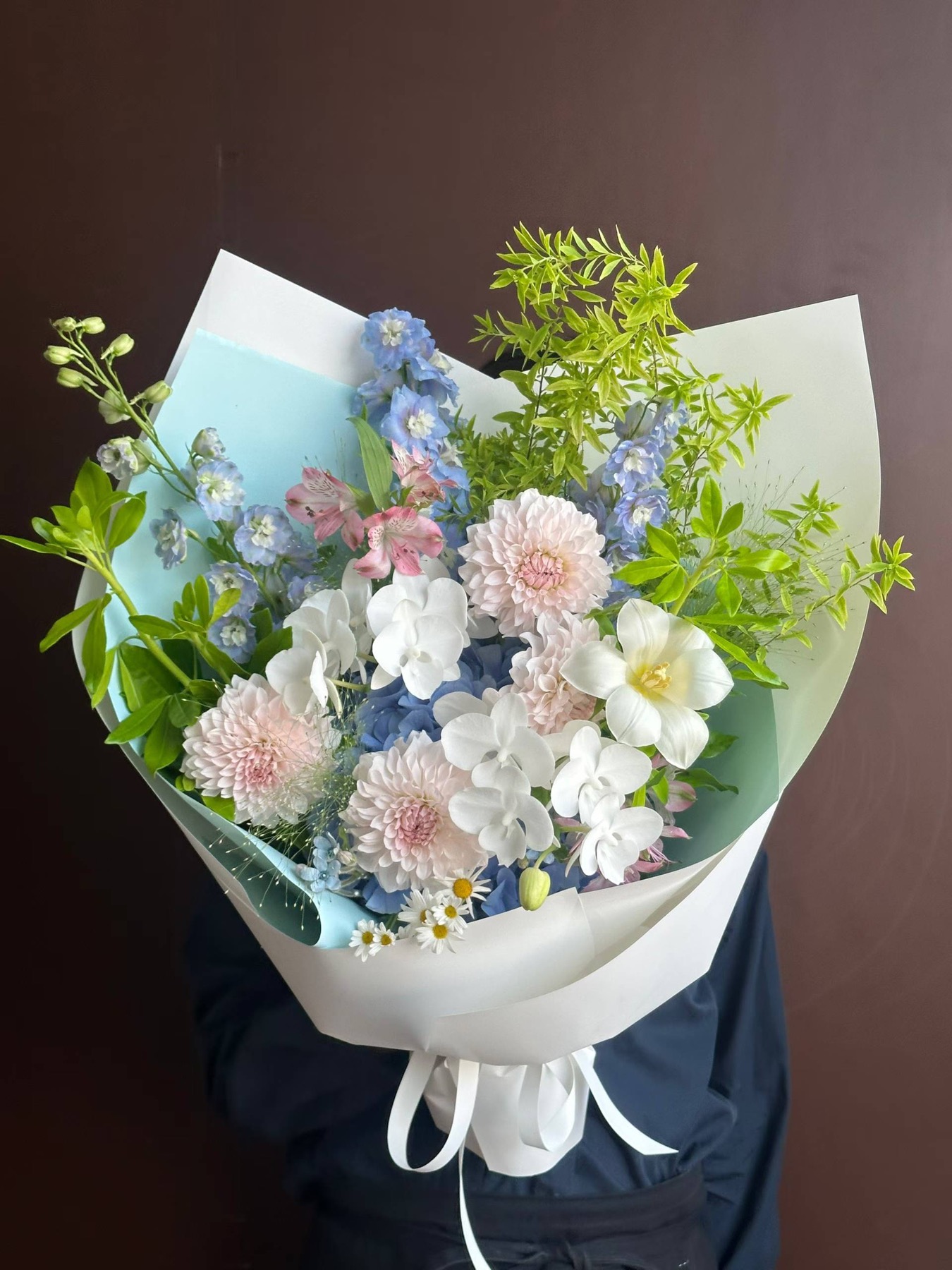 杭州蓝白粉包装花束实拍，适合杭州同城送花、朋友生日和清爽花束参考