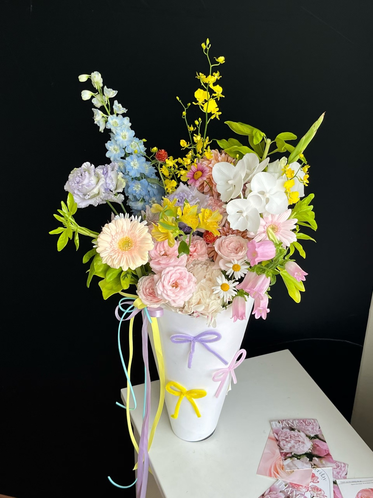 杭州彩色花桶实拍,适合朋友生日、办公室鲜花、教师节和桌面摆放参考