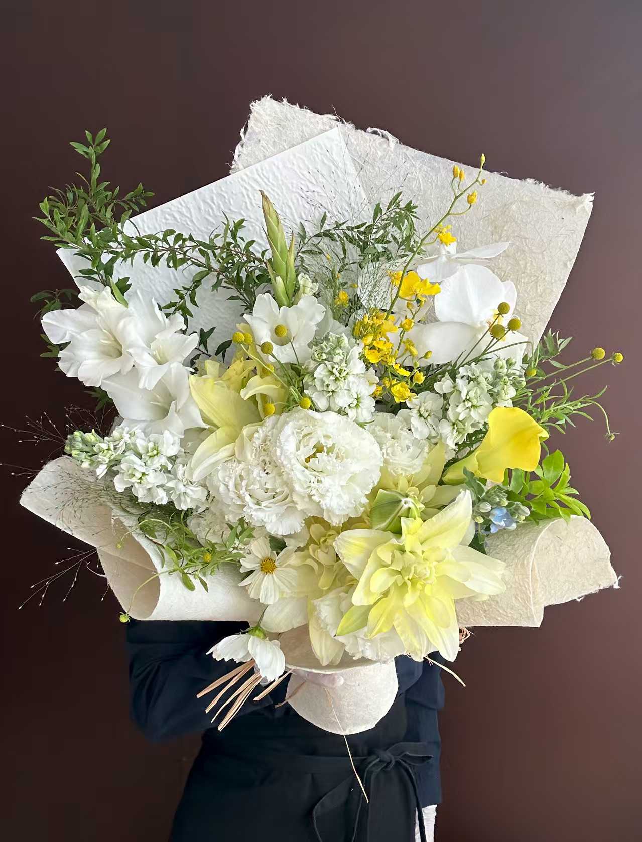 杭州奶白淡黄混合花束实拍，白色大花、淡黄花材和绿色枝条