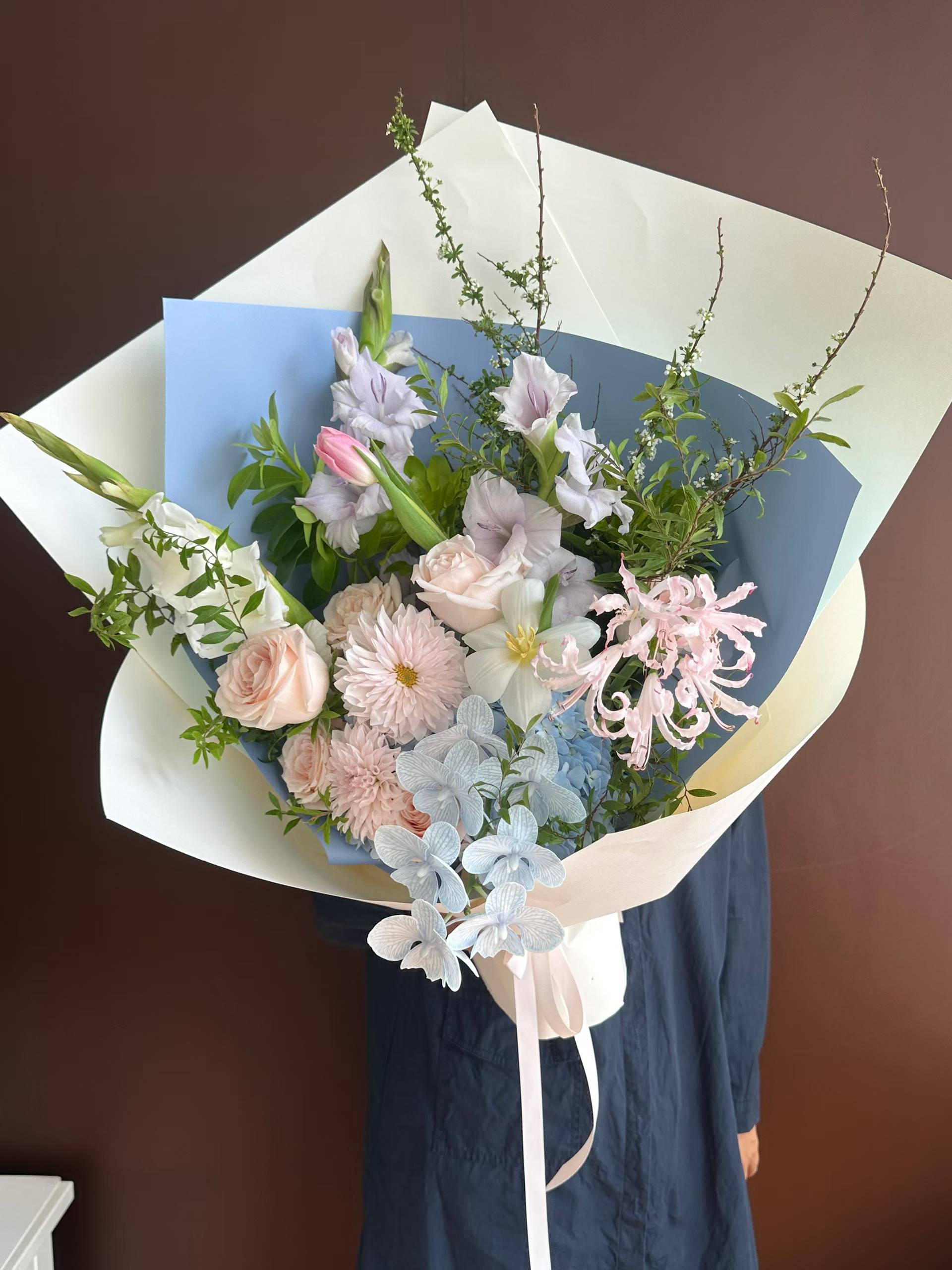 杭州粉蓝柔色花束实拍，浅粉花材、蓝色点缀与浅蓝包装