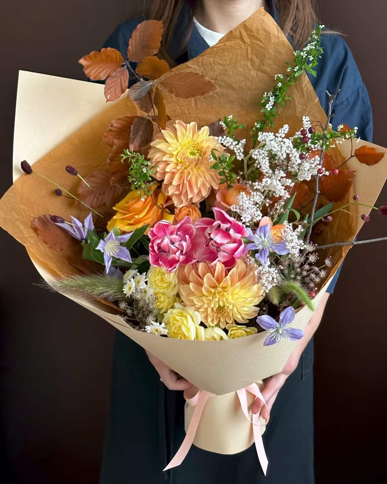 费费花园国庆假期实拍秋色手持花束,橙黄、粉色与紫色花材层次