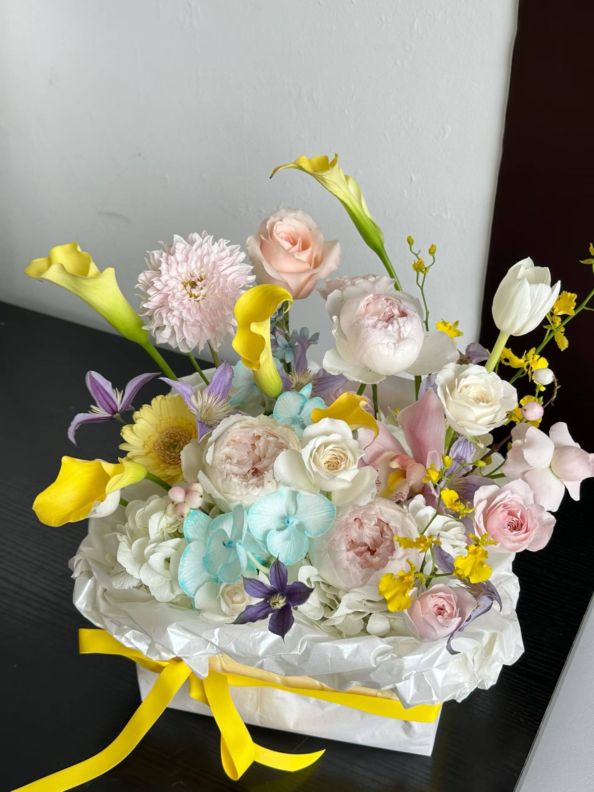 费费花园国庆假期实拍浅色方形花盒,黄色马蹄莲与粉白浅蓝花面