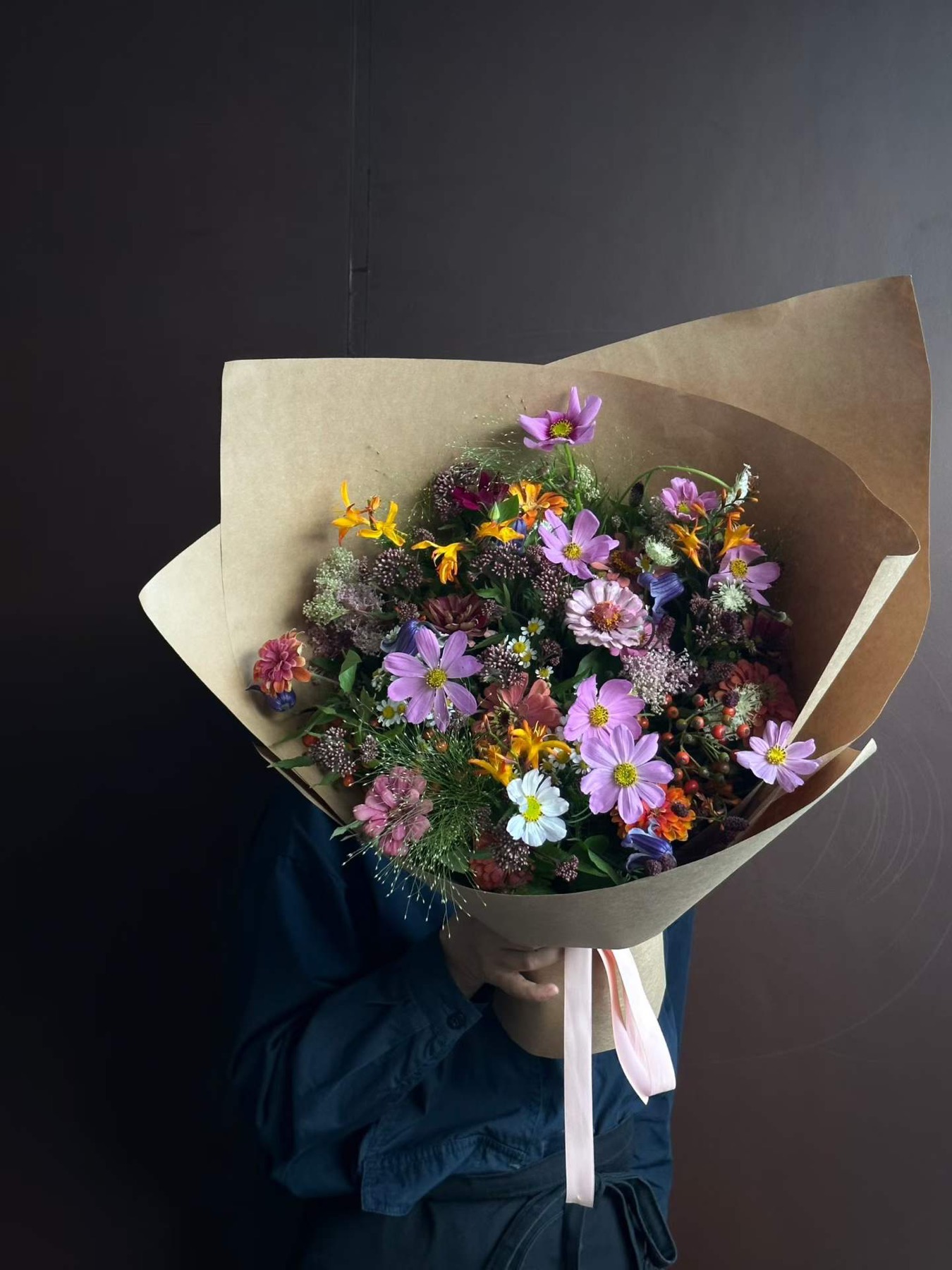 杭州野趣草花花束实拍，适合自然风花束、朋友生日和日常鲜花参考