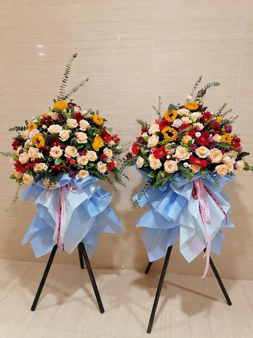 费费花园向日葵、红色花朵与浅蓝包装成对开业花篮实图