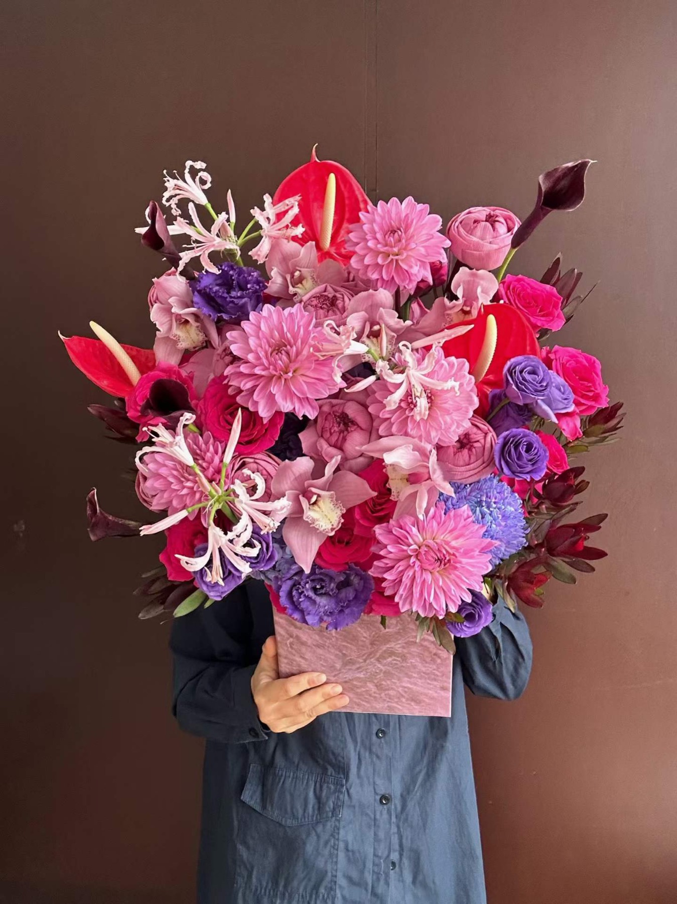 杭州新店开业红粉紫花盒手持实拍,适合企业祝贺、门店开业和商务送花参考