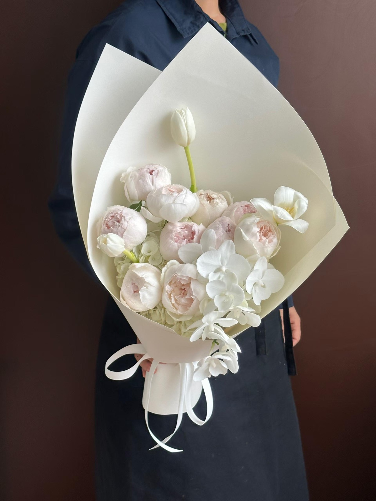 杭州白粉蝴蝶兰芍药感花束手持实拍,适合女朋友生日、老婆纪念日和高级感花束参考