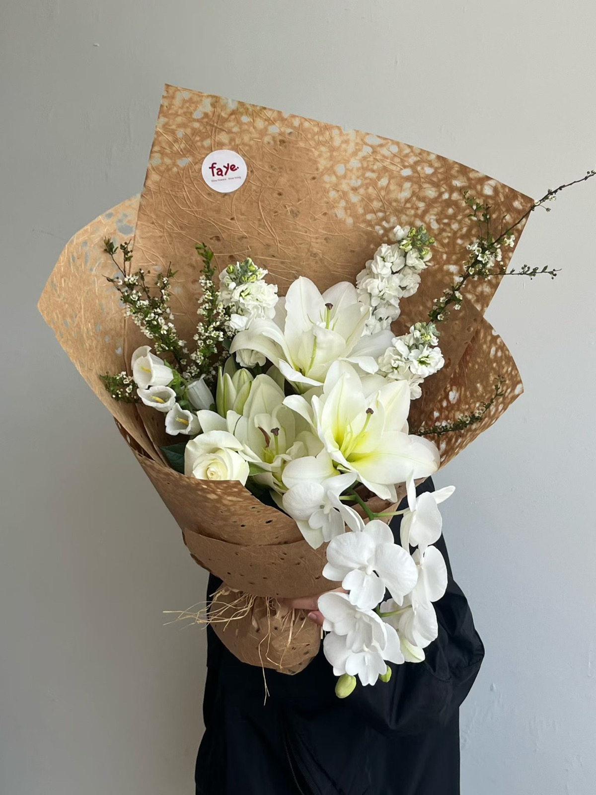 杭州白紫结构感花束实拍，适合白紫花束、拍照花束和清爽纪念日参考