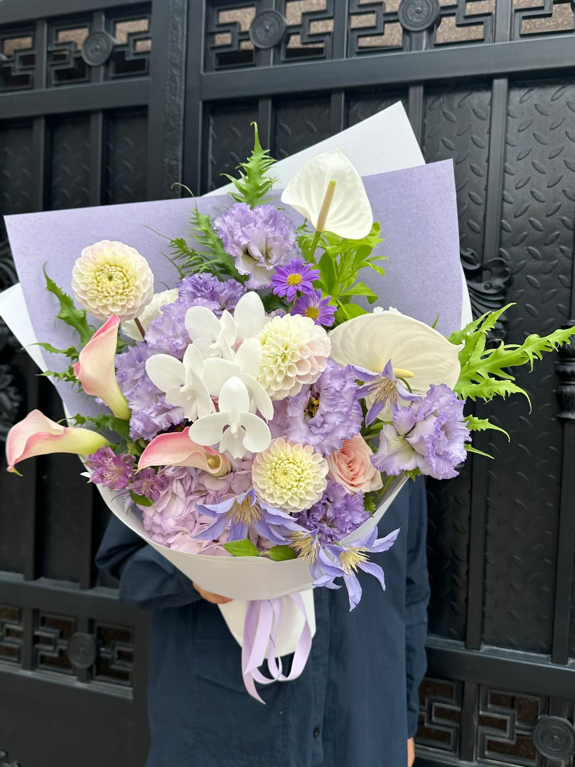 杭州蓝紫白花束手持实拍，适合小众高级感花束、生日惊喜和纪念日参考