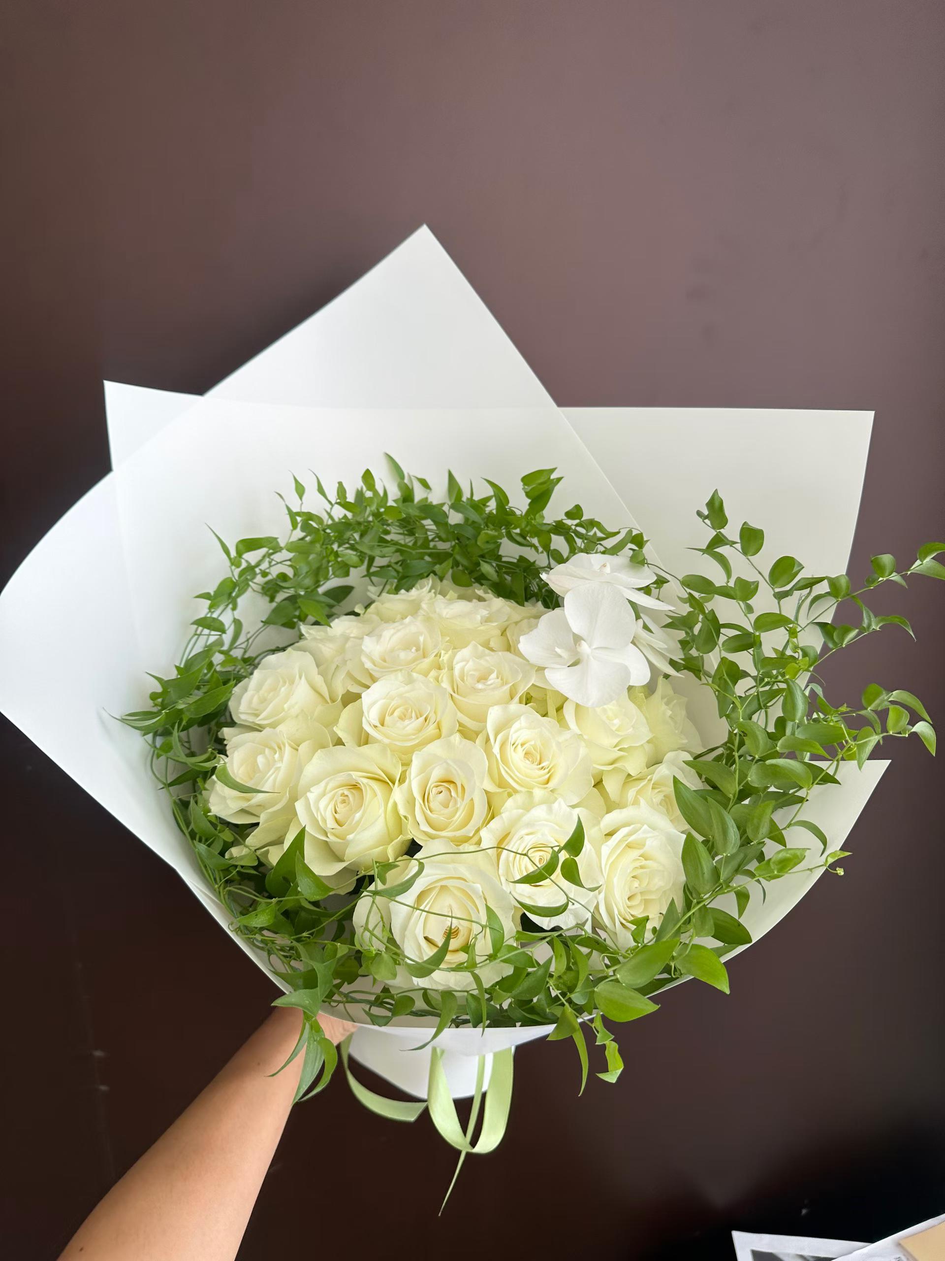 杭州白绿色玫瑰花束实拍，适合日常鲜花、朋友生日和清爽花束参考