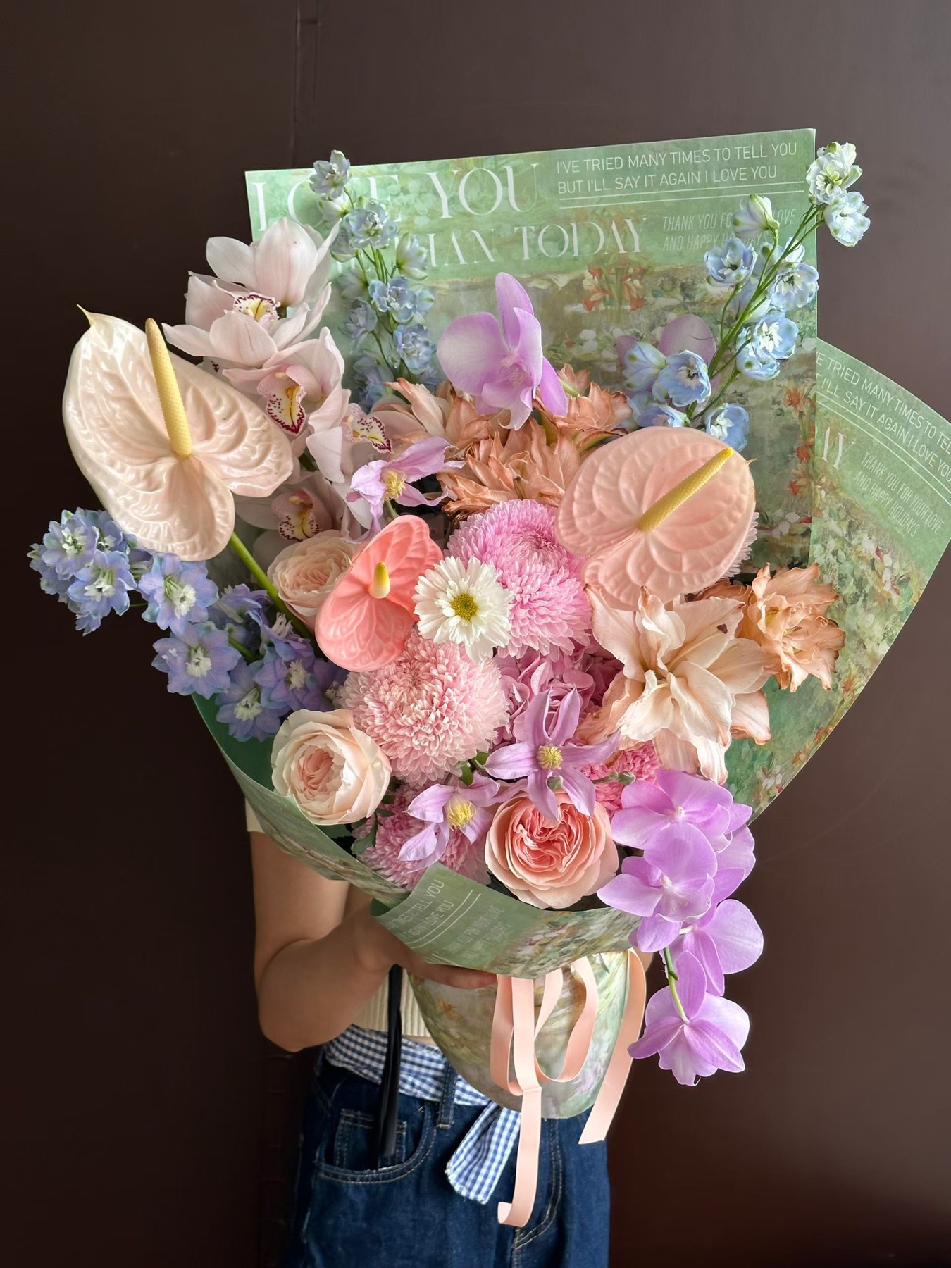 杭州教师节粉紫洋兰花束真实作品，粉色火鹤、洋兰、玫瑰和紫色花材组合