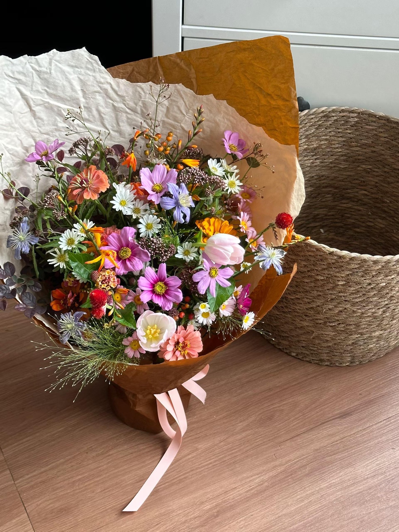 杭州教师节自然野趣花束真实作品，小雏菊、彩色草花和牛皮纸包装组合