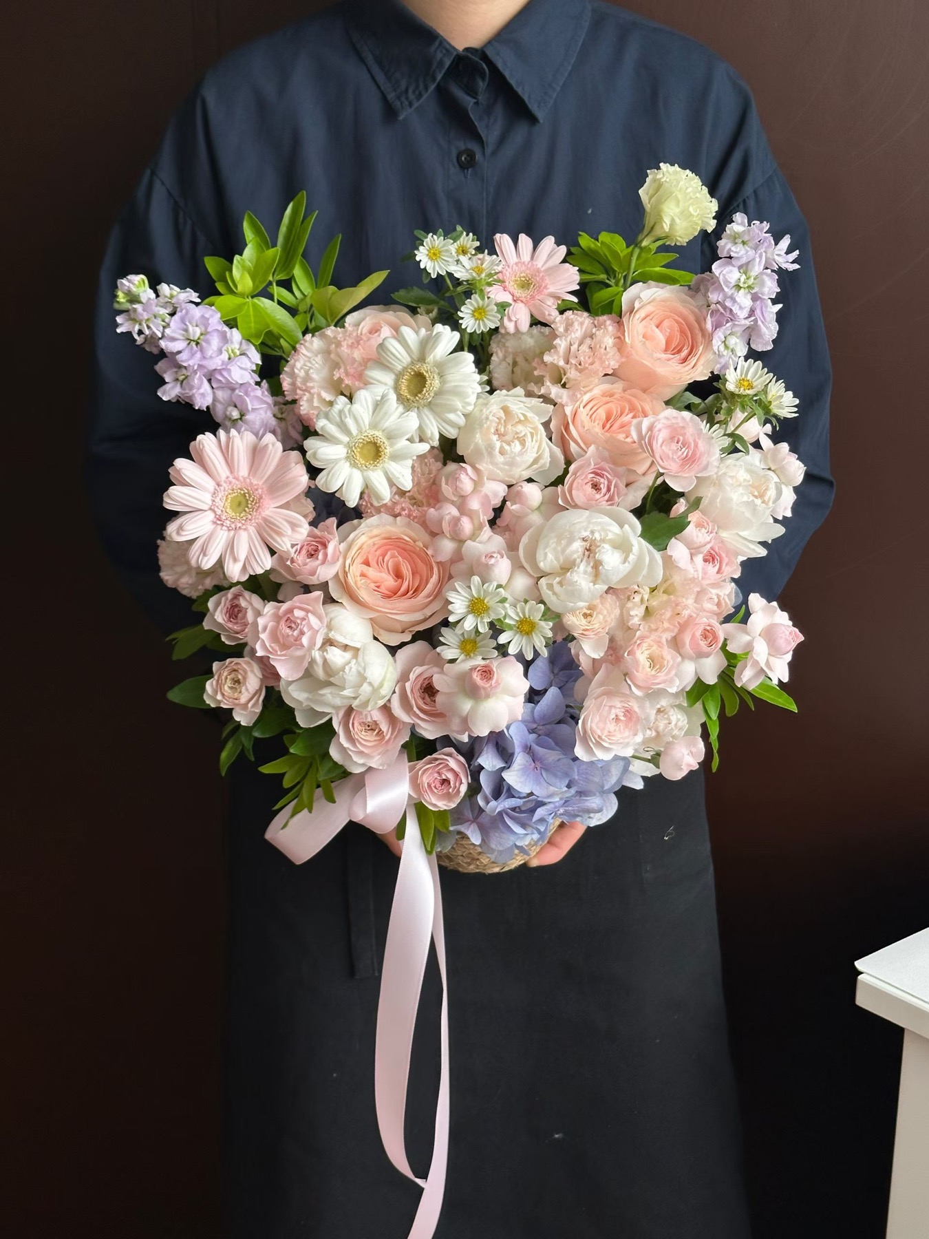 杭州教师节粉白柔色花篮真实作品，粉白玫瑰、扶郎、小雏菊和浅紫花材组合，适合女老师和幼儿园老师参考