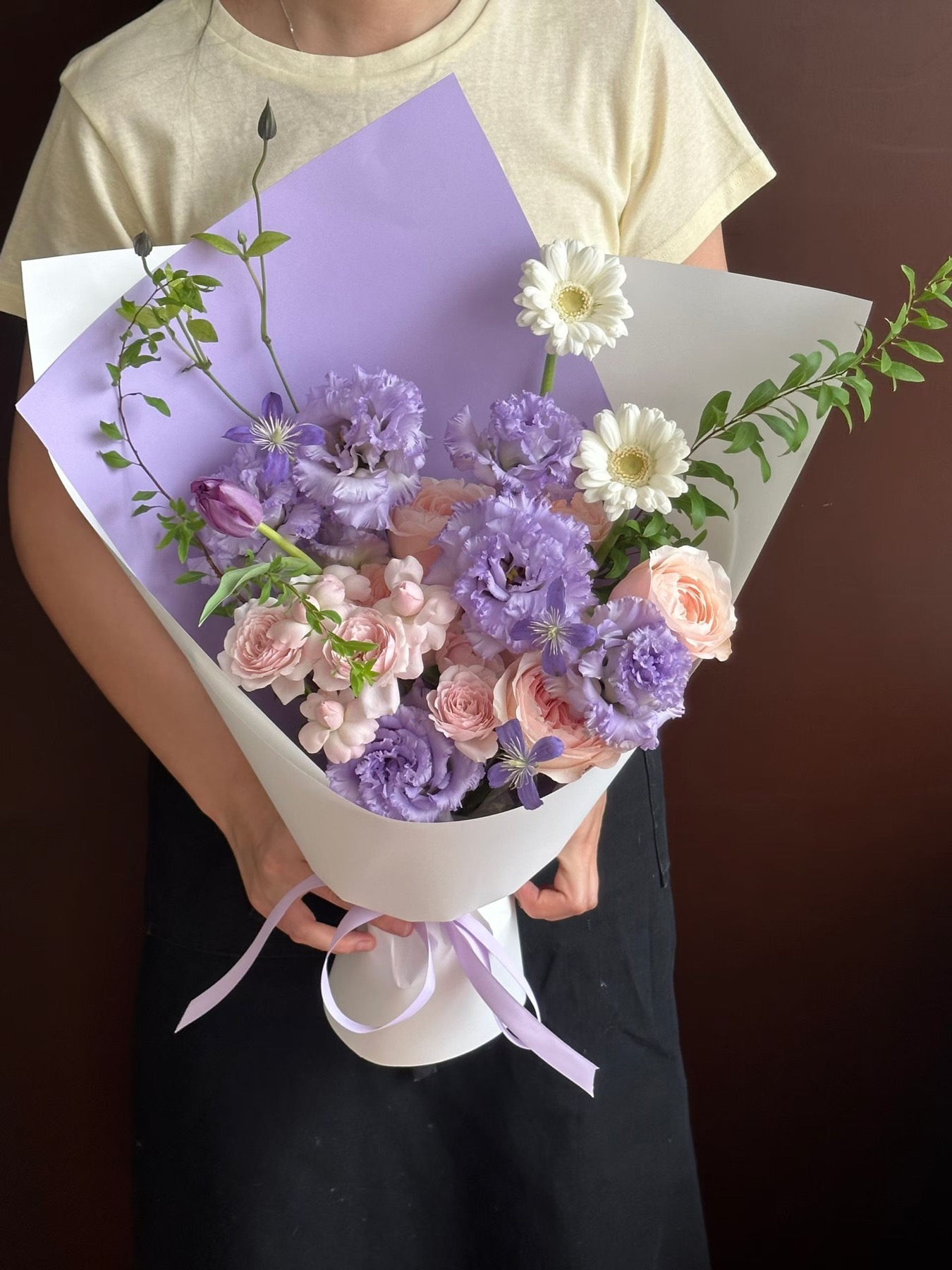 杭州教师节粉紫柔色花束真实作品，紫色洋桔梗、浅粉玫瑰、小雏菊和绿色线条组合