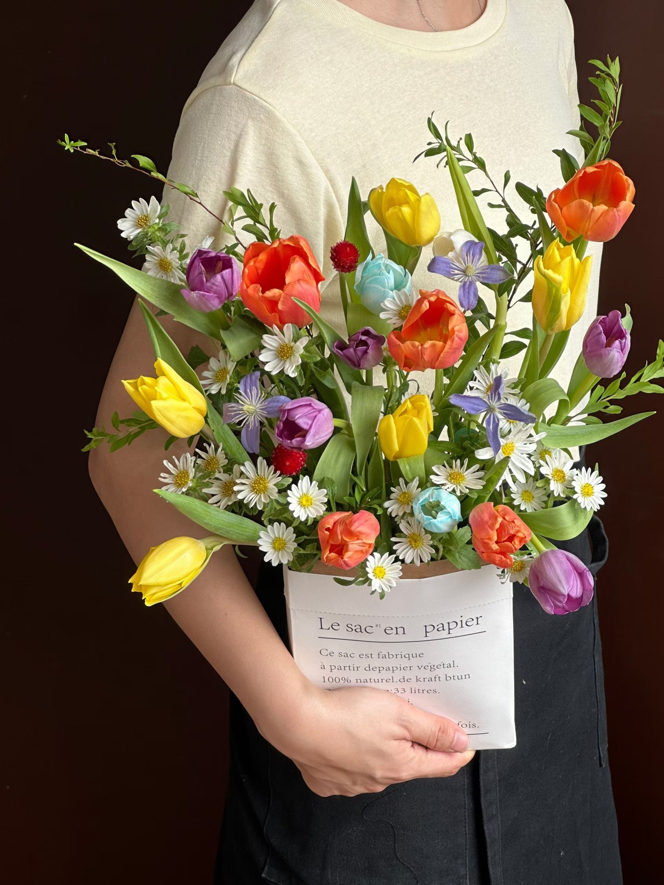 杭州教师节郁金香小雏菊花桶近景,彩色郁金香、白色小雏菊和自然绿材组合