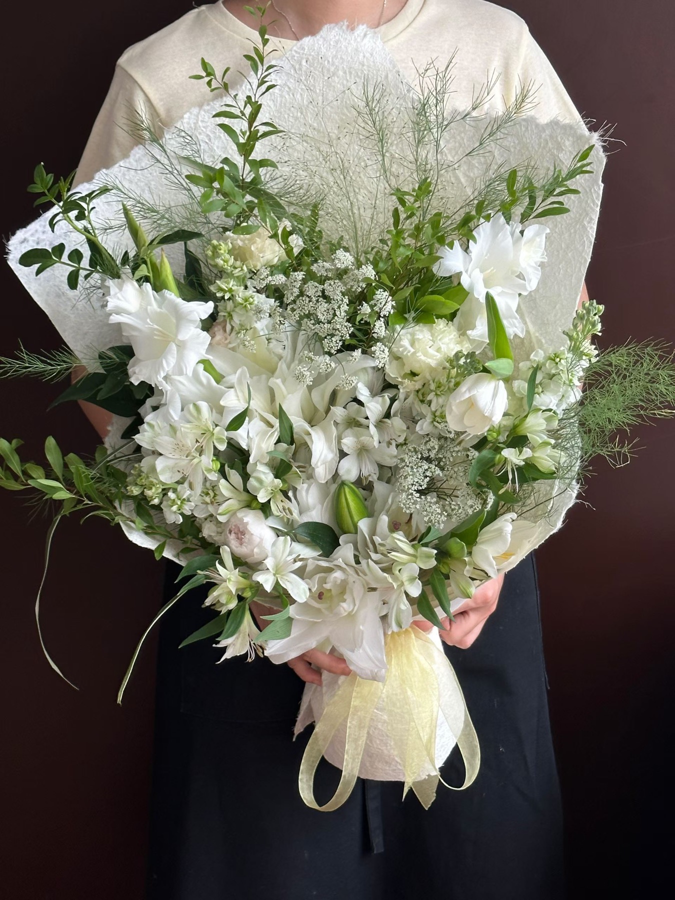 杭州教师节白绿清爽花束真实作品，白色百合、白色洋桔梗、绿色线条和白色包装组合