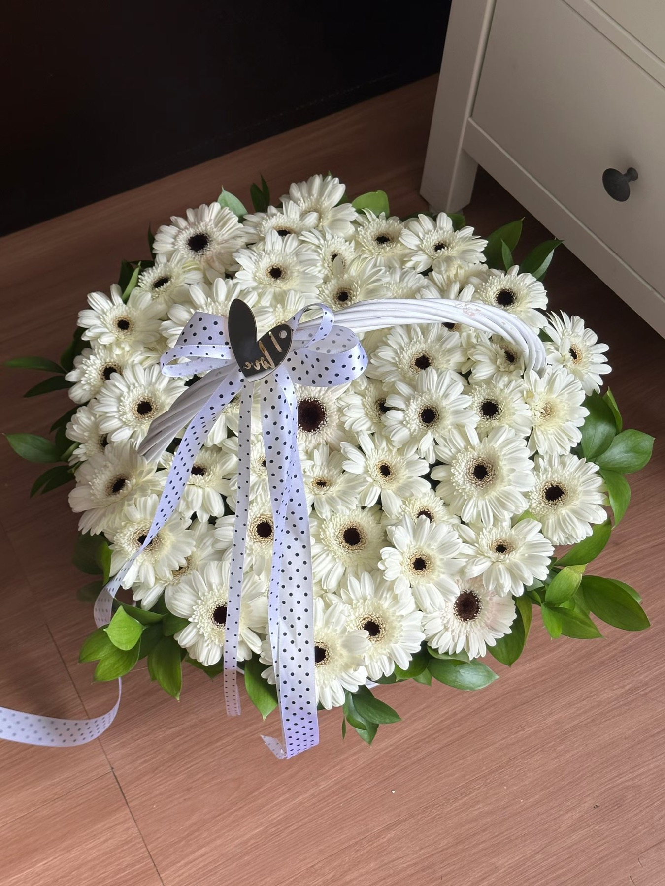 杭州白色扶郎花篮实拍，适合桌面花篮、空间摆放和清爽花礼参考