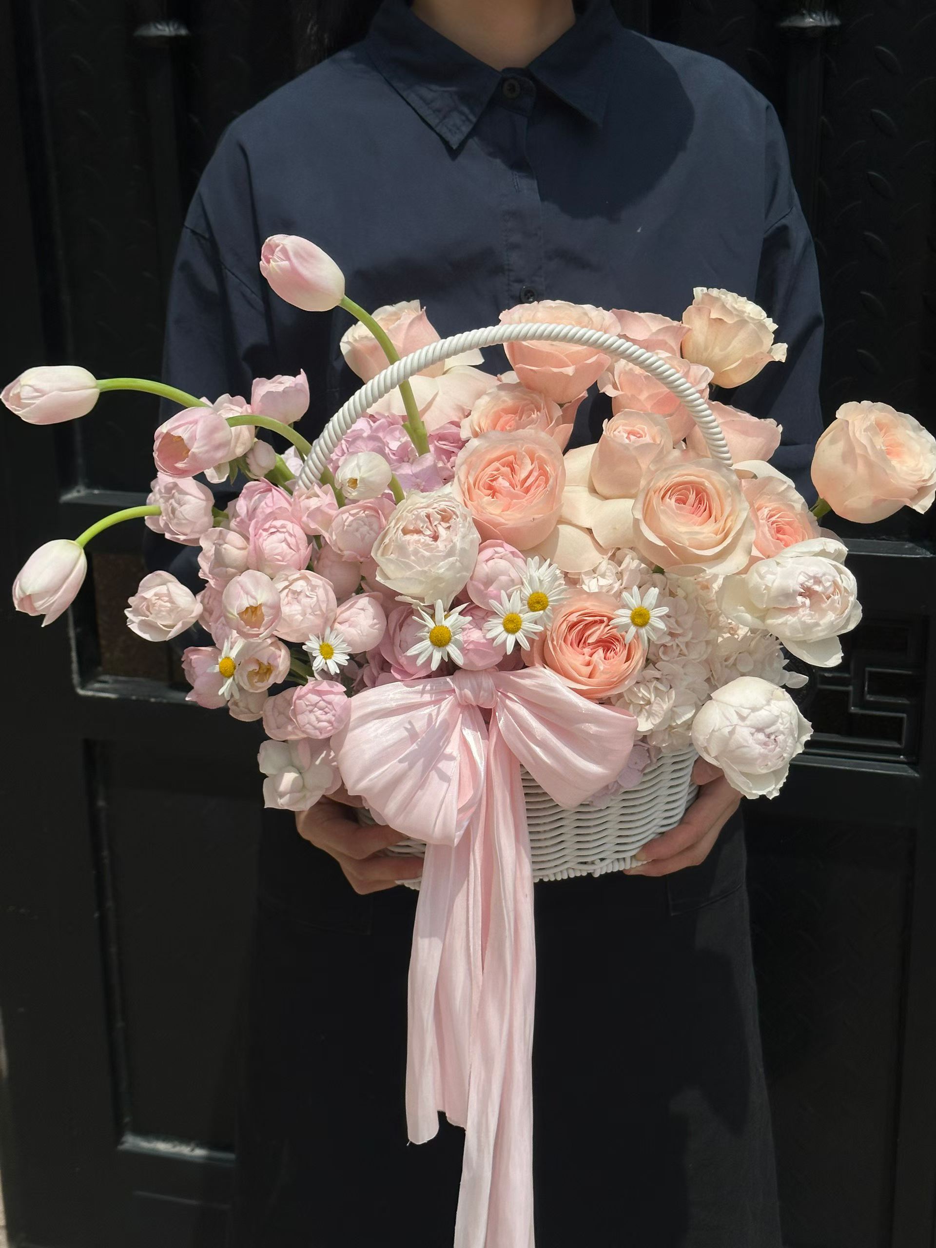 杭州粉色玫瑰郁金香花篮手持比例,适合约会见面和送到餐厅公司