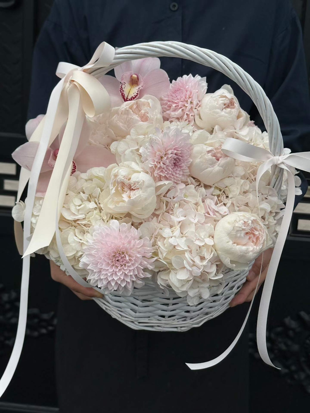 杭州粉白兰花花篮细节，粉色兰花、白粉花面和白色编织篮组合