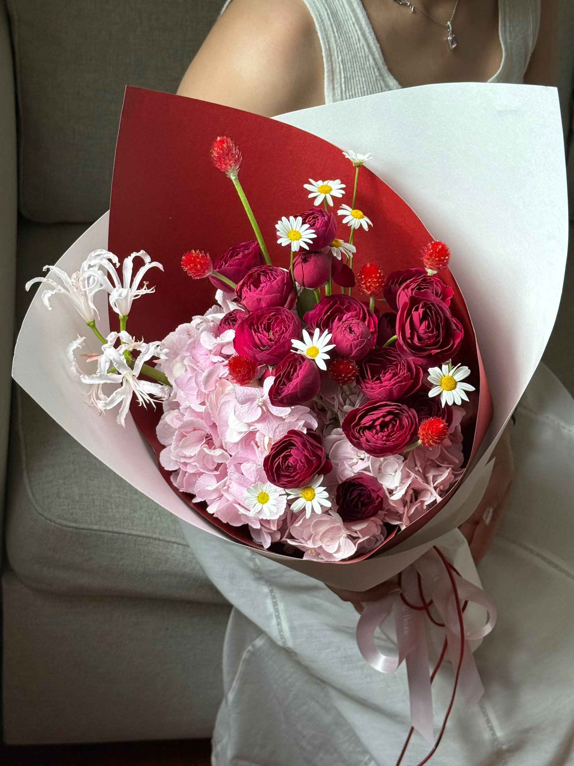杭州红粉色绣球玫瑰花束细节,酒红玫瑰搭配粉色绣球和小雏菊