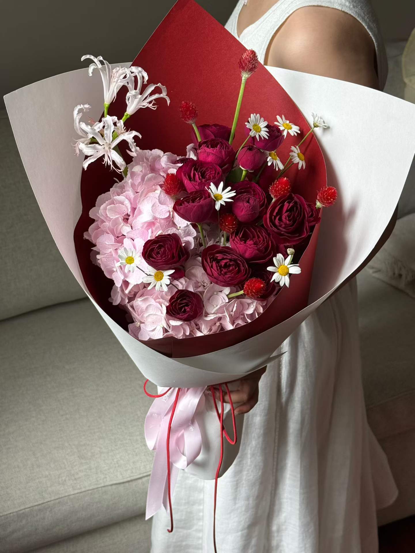 杭州女朋友生日和七夕手捧花束实拍,红粉色系适合约会和纪念日