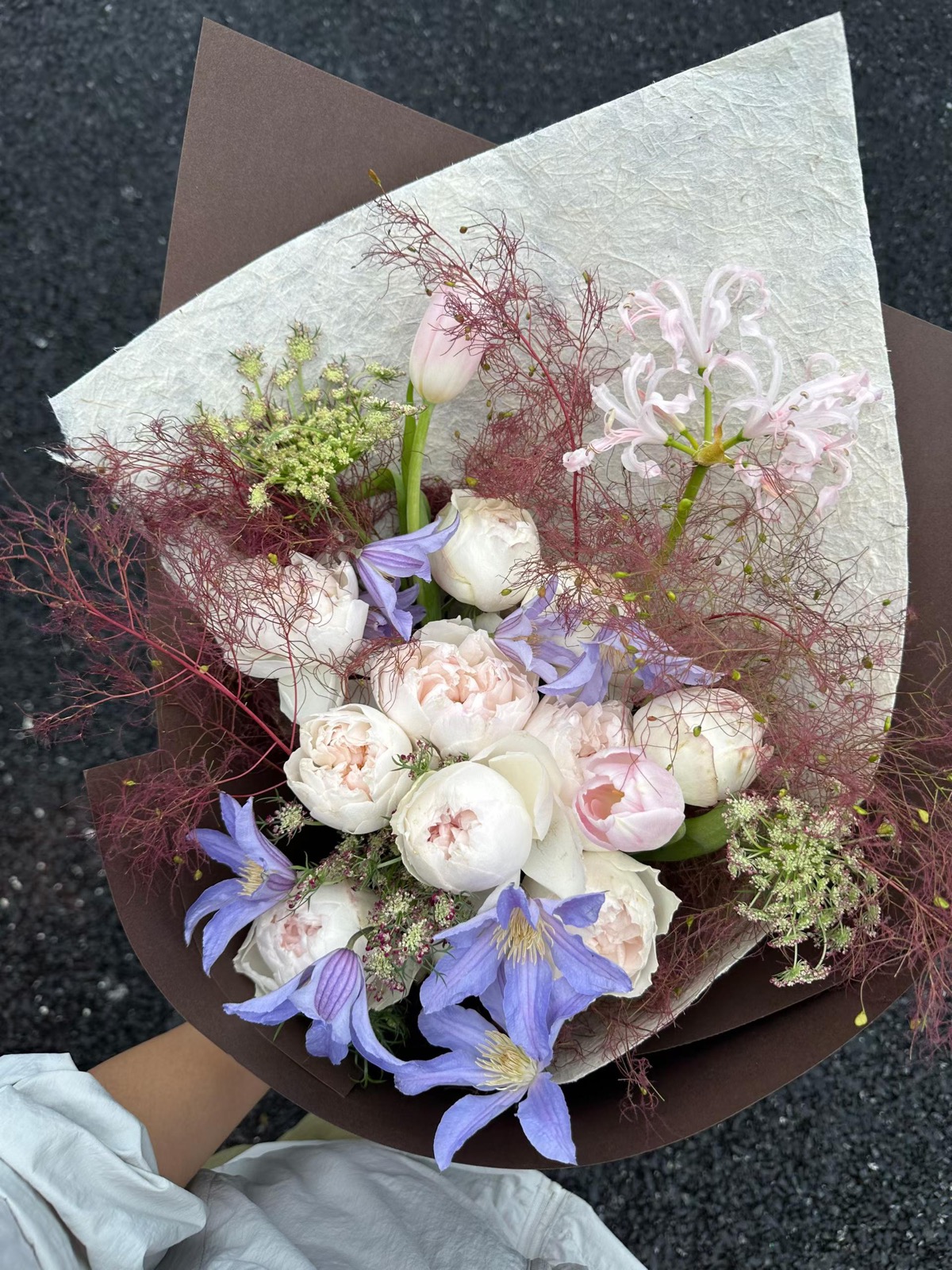 杭州白粉紫花束细节,紫色铁线莲、粉色郁金香和线条感花材组合