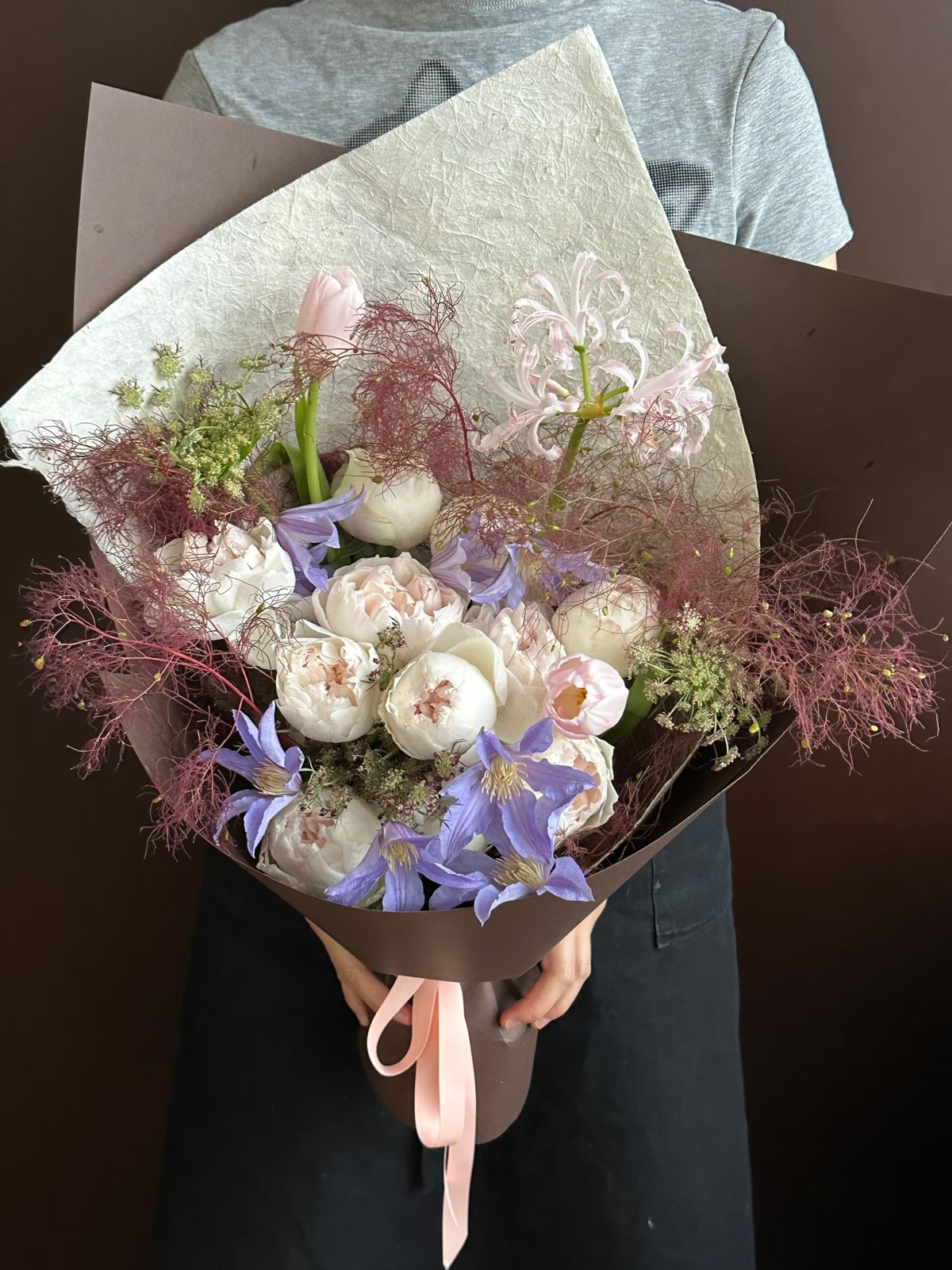 杭州送女朋友白粉紫花束手持实拍,适合生日、纪念日和约会惊喜