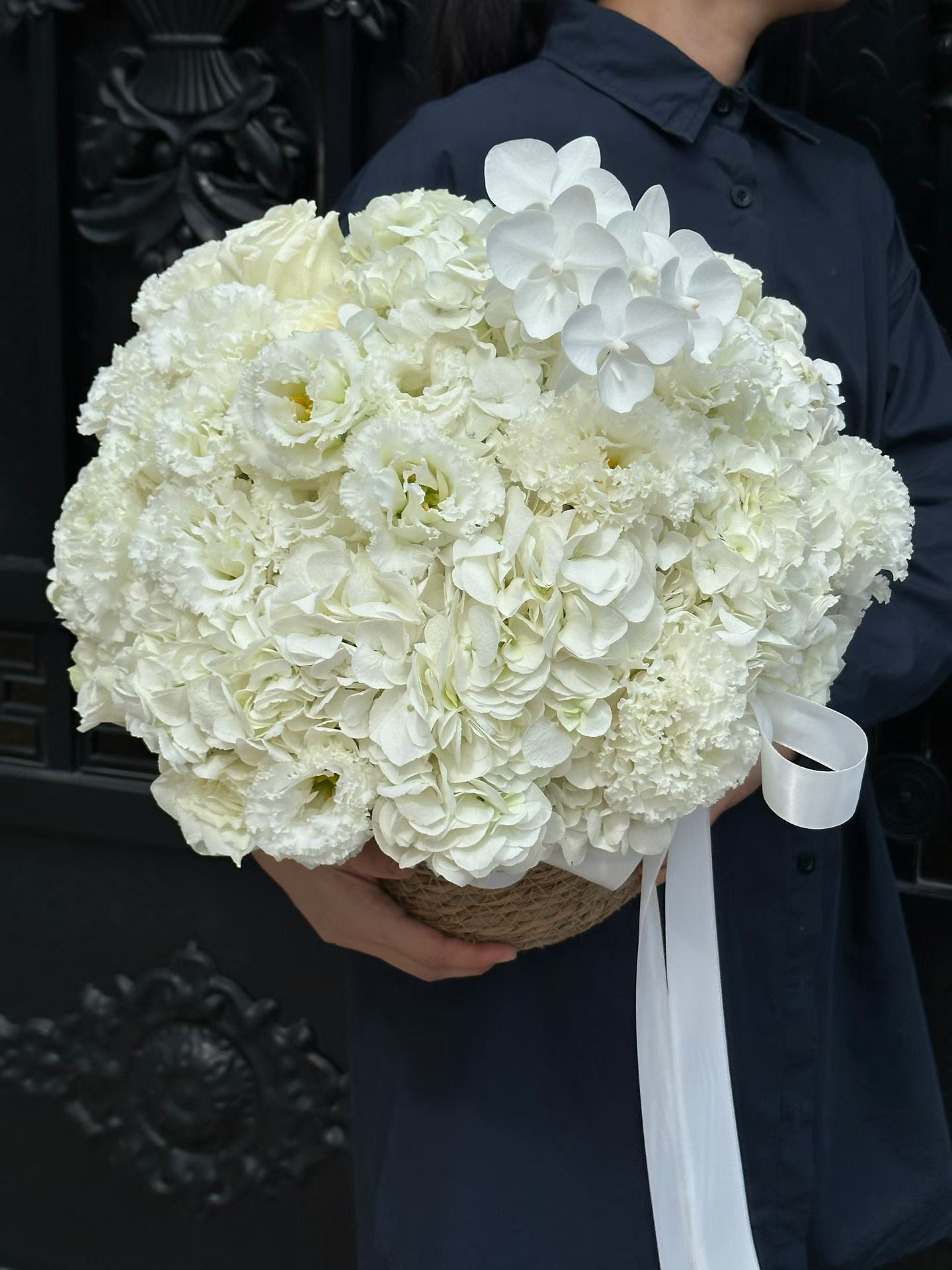 杭州全白花篮手持比例,适合婚礼晨拍和空间陈列参考